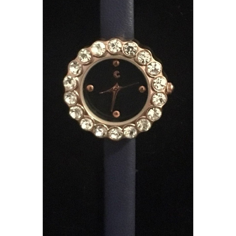 C Analog Wristwatch with a Buckle Band‎